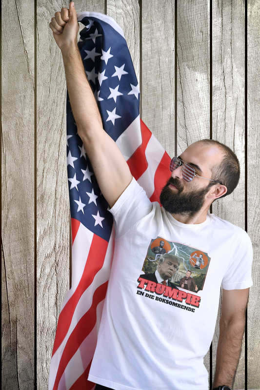 Duwweltjie® – Trumpie en die Boksombende Men’s T-Shirt